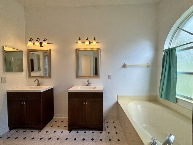 Building Photo - 2787 River Ridge Dr