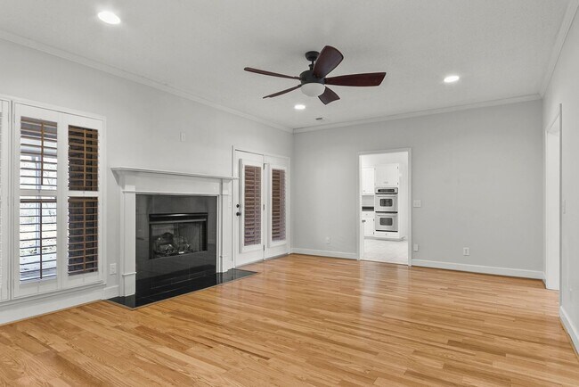 Building Photo - 10495 Royal Points Dr