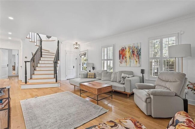 Building Photo - 346 Redland Rd NW