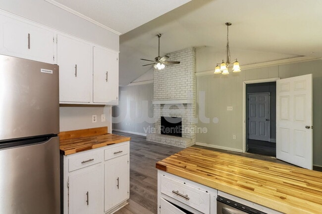 Building Photo - 2614 Andorra Dr