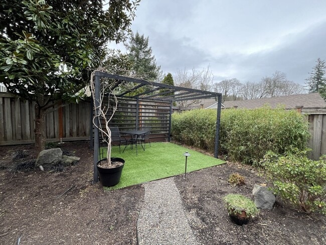 Building Photo - Stunning Lake Oswego Home with Outdoor Retreat, Vaulted Ceilings & Walk-In Closet