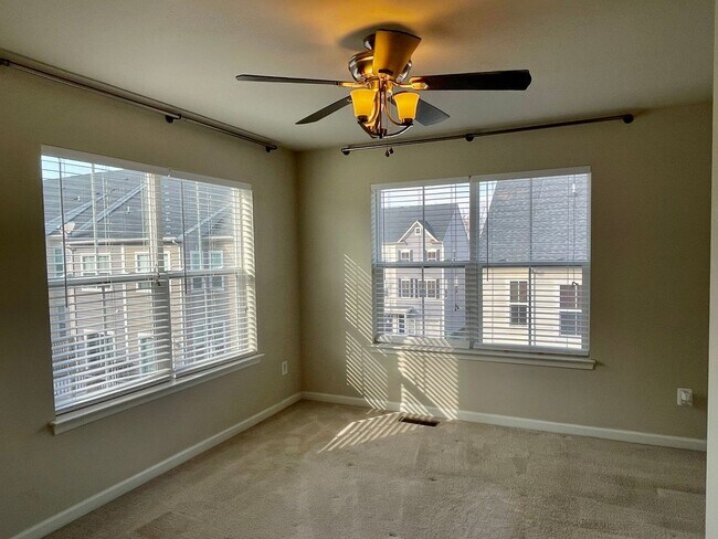 Building Photo - IMPRESSIVE STAFFORD TOWNHOUSE!