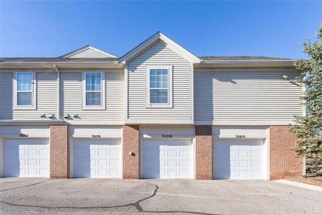 Building Photo - GORGEOUS COMMERCE TOWNSHIP 2 BED/2 BATH MO...
