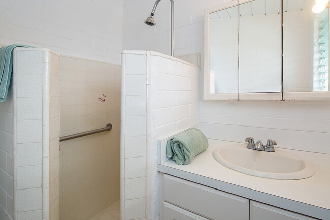 Building Photo - Very clean and bright 1 bedroom, 2 bath in Lanikai with views! All utilities!