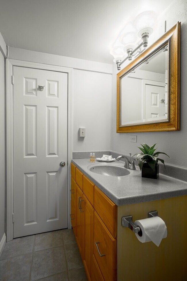 Building Photo - Welcome to this stunning 3-bedroom, 3-bath...