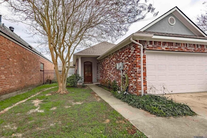 Building Photo - 5545 Ducros Dr