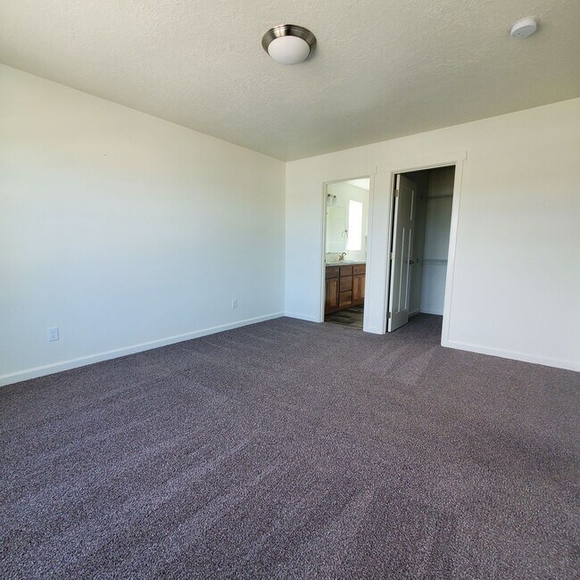 Building Photo - Dog Friendly 3bed : 2.5 bath home w/ Garage