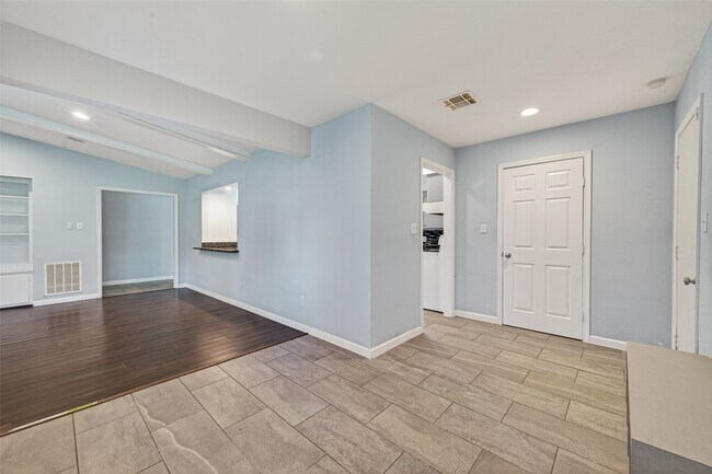 Building Photo - 11811 Beverly Dr