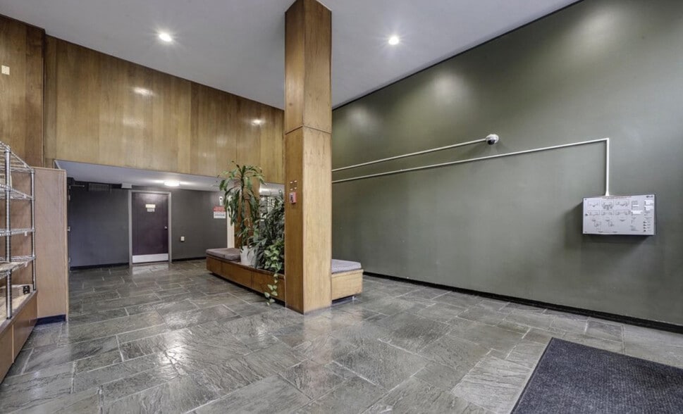 Front Lobby - 2030 N Adams St