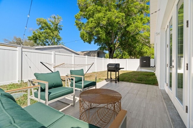 Building Photo - Gorgeous New Constriction House in Tampa