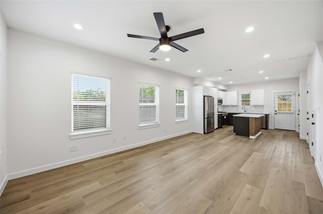 Building Photo - 8412 Darien St