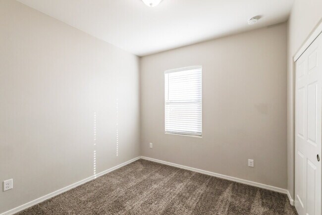 Building Photo - 8225 W Kittiwake Ln