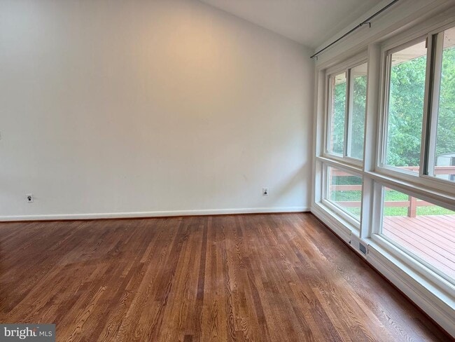 Building Photo - 5933 Rossmore Dr