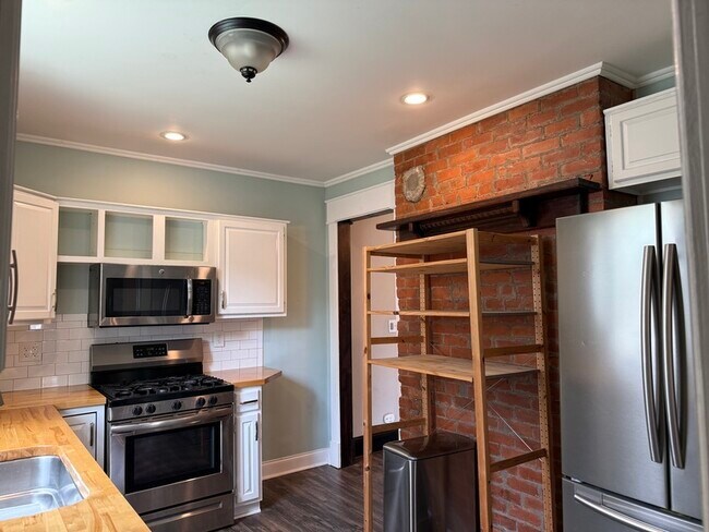 Building Photo - 3935 Lindley Ave
