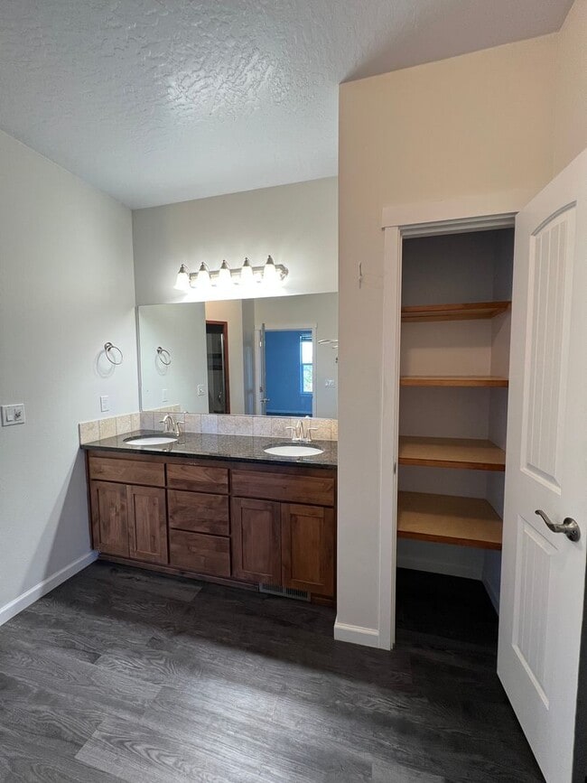 Building Photo - Beautiful Hilltop Country Home with Stunning Views