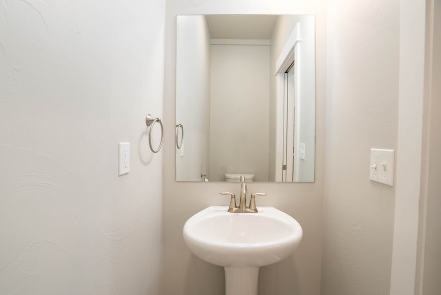 Building Photo - 1403 Happy Ln