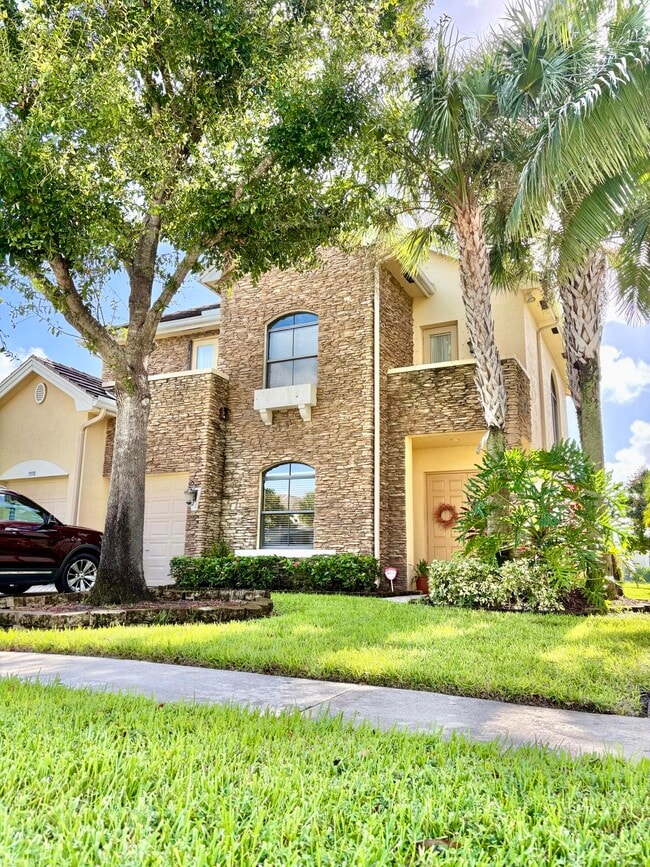 Building Photo - 3558 Collonade Dr