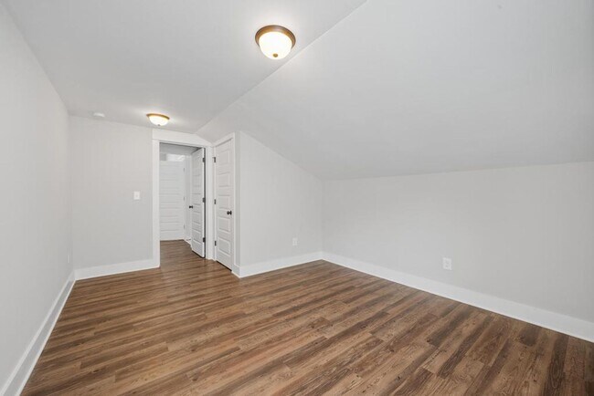 Building Photo - 2 bedroom with bonus space in Cahaba Heights!