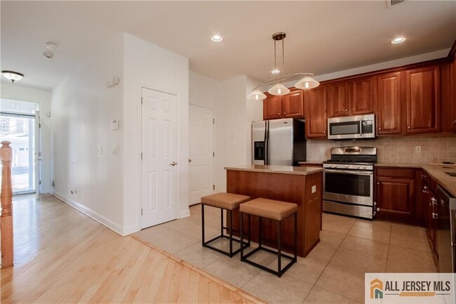 Building Photo - 98 S Shore Dr