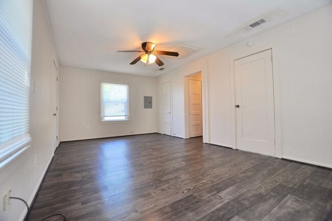 Building Photo - FOR LEASE - 1 BR - 1 BA Frame Home on Larg...