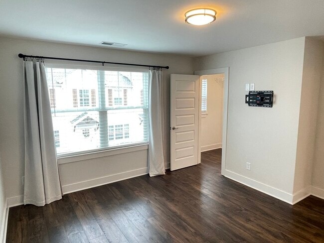 Building Photo - Off Stewart's Ferry Pk in Donelson with fe...