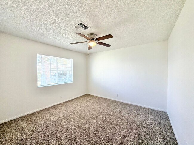 Building Photo - AVAILABLE NOW!! 2 Bedroom 1 Bathroom Apartment in Cathedral City!
