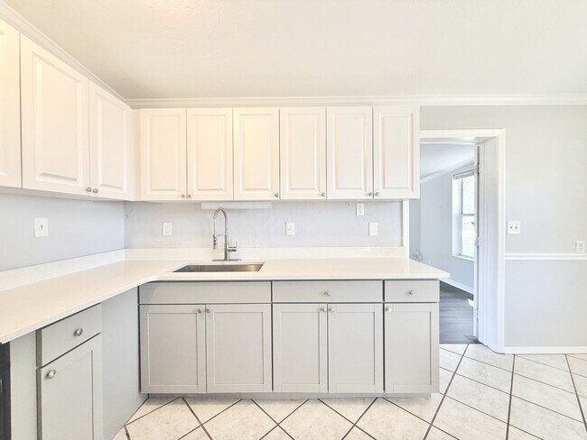 Building Photo - 7111 Onyx Dr N