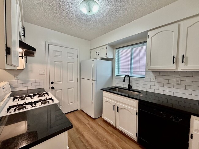 Building Photo - Immaculately Improved 2 Bedroom / 1 Bathroom Duplex & Immediately Available!