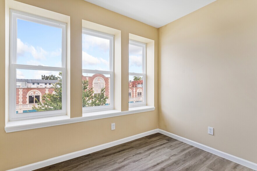 Building Photo - 5582 Pershing Ave