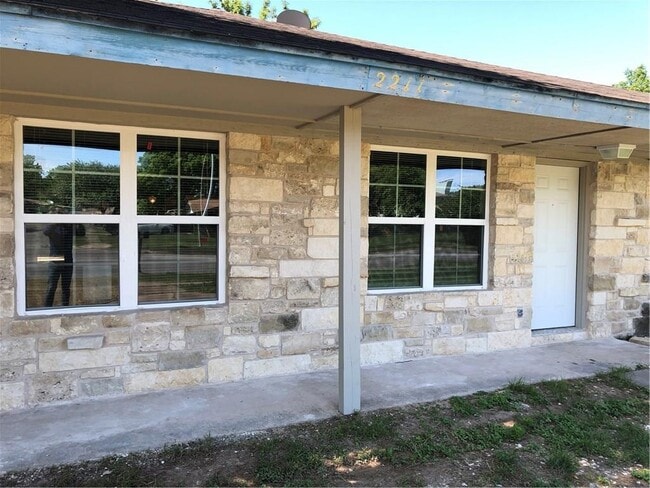 Primary Photo - 2211 E Stassney Ln