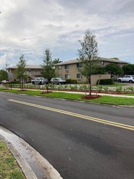 Primary Photo - 3800 N University Dr