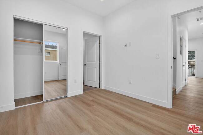 Building Photo - 11446 Oxnard St