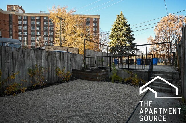 Building Photo - 1142 W 17th Pl