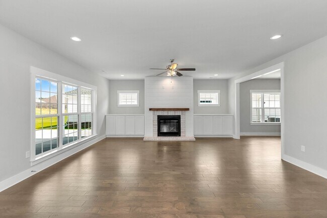 Building Photo - Luxury Craftsman Home in Monrovia Springs