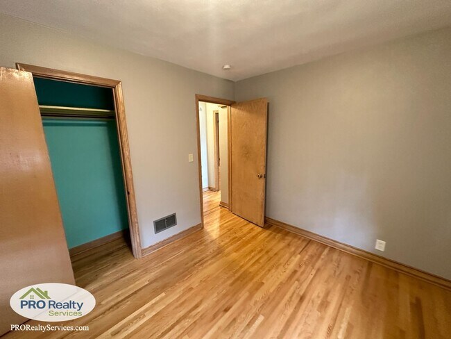 Building Photo - 3 Bedroom Home in South Saint Paul