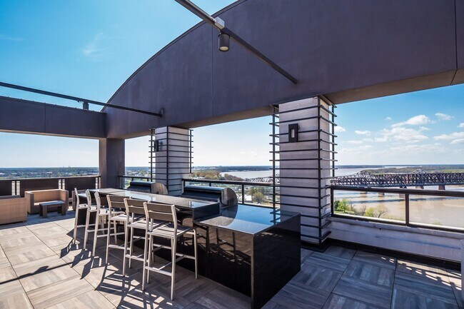 Building Photo - 717 Riverside Dr