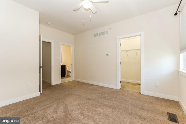 Building Photo - 113 Royal Mews