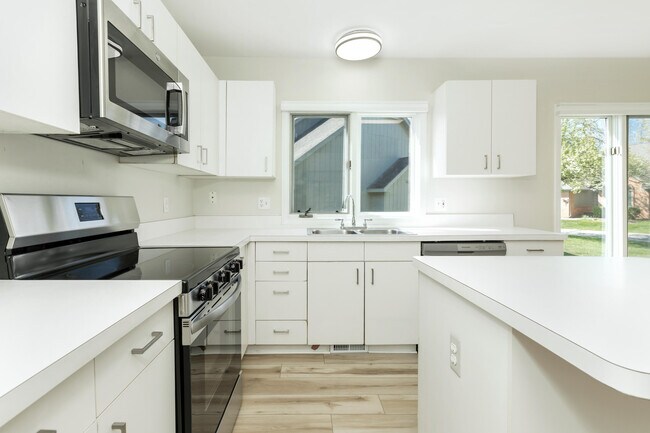 Building Photo - 37743 Avon Ln