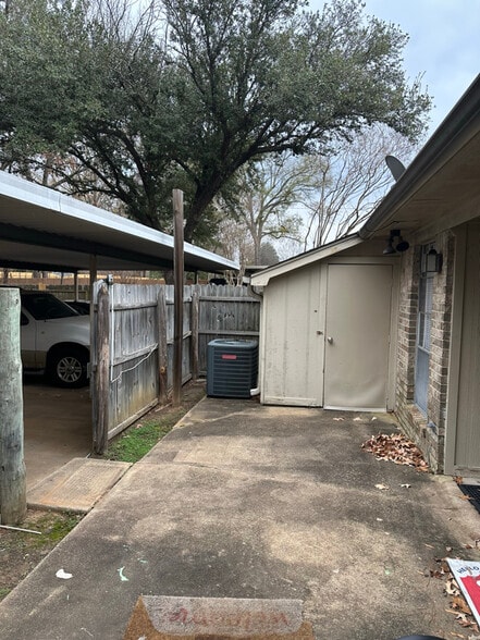 Building Photo - 1427 W Fairmont St