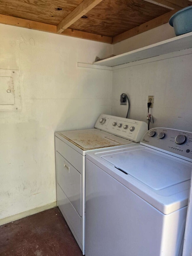 Building Photo - A spacious 3-bed, 2-bath condo is convenie...