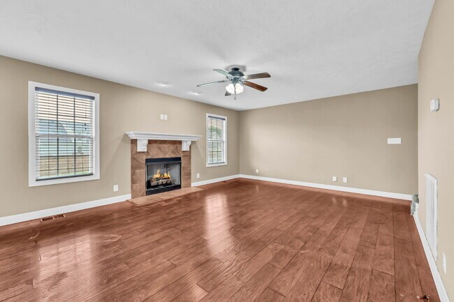 Building Photo - Wonderful 2-story home close to Ft. Campbell