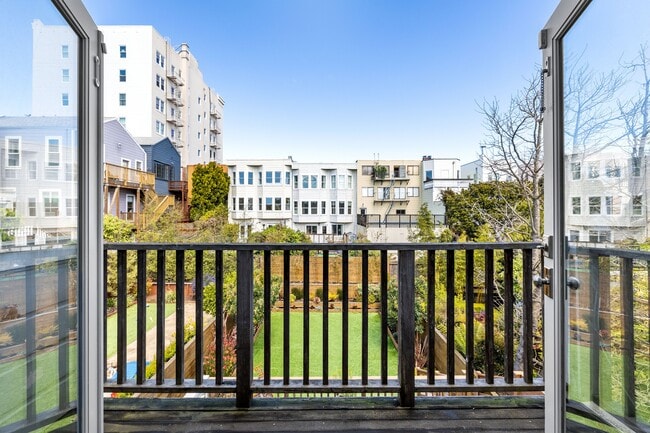 Building Photo - 2866 Pine St