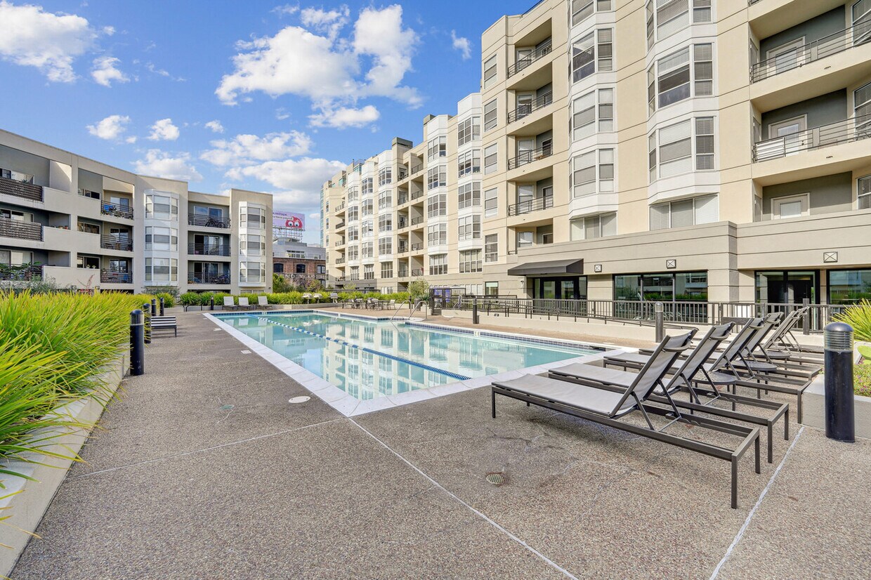 Building Photo - 2 Bayside Village Pl