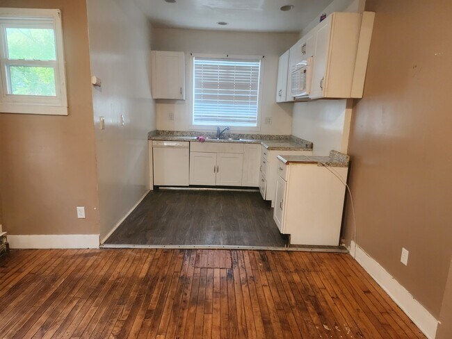 Building Photo - 1330 W 89th St