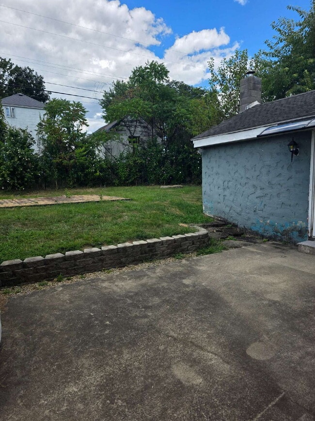 Building Photo - 549 Thompson Ave