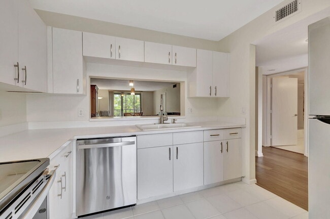Building Photo - 4735 Lucerne Lakes Blvd
