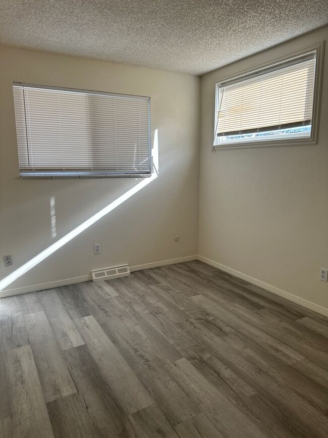 Building Photo - Bi-level duplex in Wheat Ridge