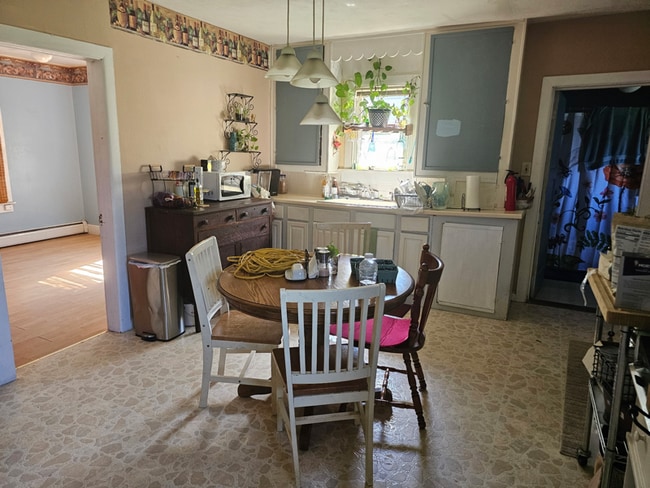 Building Photo - 1259 Queen St