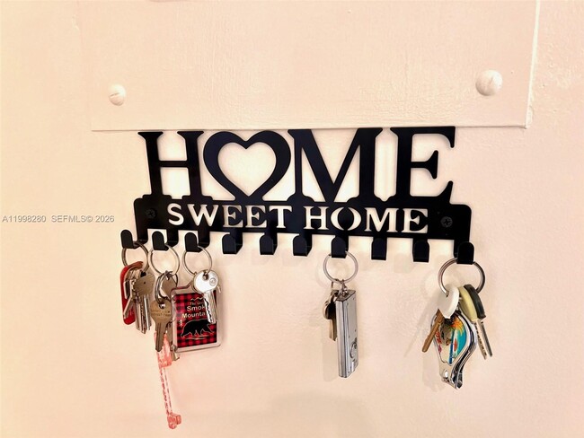 Building Photo - 2841 Somerset Dr