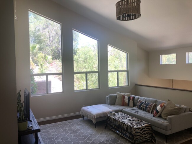 Building Photo - 3 Bed / 3 Bath in Woodland Hills